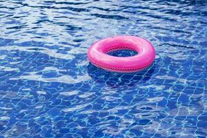 Rosa Rettungsring im Schwimmen Schwimmbad foto