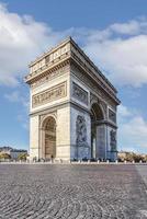 Blick auf den Triumphbogen von der Straße in Paris foto