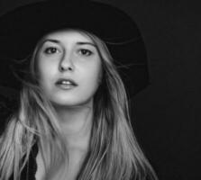 schön blond Frau tragen ein Hut, künstlerisch Film Porträt im schwarz und Weiß zum Mode Kampagne und Schönheit Marke foto