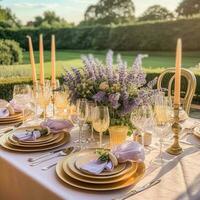 Hochzeit Tischlandschaft, elegant formal Abendessen Tabelle Einstellung, Tabelle scape mit Lavendel Dekoration zum Urlaub Party Veranstaltung Feier, generativ ai foto