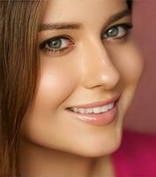 Schönheit, bilden und Hautpflege Kosmetika Modell- Gesicht Porträt auf Rosa Hintergrund, lächelnd Frau mit natürlich bilden, perfekt gesund Zähne, Dental Pflege foto