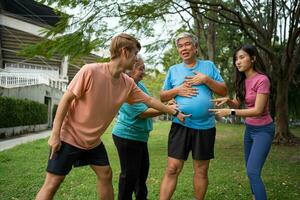 gesund Familie Gruppe Ausbilder trainieren im frisch Luft, und Sie sich ausruhen und Stand zusammen nach Morgen Übungen im Park. draussen Aktivitäten, gesund Lebensstil, stark Körper, passen Zahlen, Gesundheit Pflege. foto