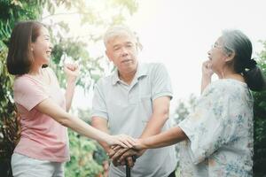 glücklich Familie Gehen zusammen im das Garten. alt Alten mit ein Gehen Stock zu Hilfe gehen Gleichgewicht. Konzept von Liebe und Pflege von das Familie und Gesundheit Versicherung zum Familie foto