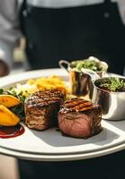 Steak serviert durch ein Bedienung beim ein Luxus Veranstaltung draußen, fein Essen, nachbearbeitet, generativ ai foto