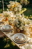Urlaub Tischlandschaft, golden formal Abendessen Tabelle Einstellung, Tabelle scape mit Gold Dekoration zum Hochzeit Party und Veranstaltung Feier, generativ ai foto