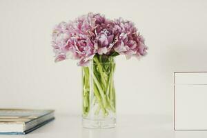 Frühling Blumen im Vase beim heim, Dekor und Innere Idee foto