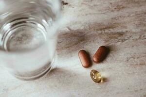 medizinisch Tabletten und Glas von Wasser, Gesundheit und Wellness foto