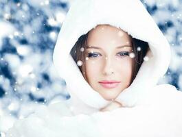 glücklich Feiertage, Lebensstil und Winter Mode, schön Frau tragen Weiß flauschige Pelz Mantel, schneit Schnee im schneebedeckt Wald Natur wie Weihnachten, Neu Jahr und Urlaub Porträt foto