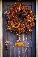 Herbst Kranz Dekoration auf ein klassisch Tür Eingang, Begrüßung Herbst Urlaub Jahreszeit mit herbstlich Dekorationen, generativ ai foto