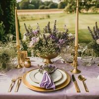 Hochzeit Tischlandschaft, elegant formal Abendessen Tabelle Einstellung, Tabelle scape mit Lavendel Dekoration zum Urlaub Party Veranstaltung Feier, generativ ai foto