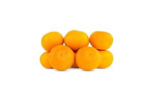 Gruppe von Orangen oder Mandarinen isoliert auf weißem Hintergrund foto