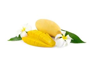 gelbe reife Mangos und grünes Blatt mit Blume auf weißem Hintergrund foto