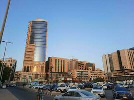 Jeddah, Saudi Arabien, Juni 2023 - - Dort sind Fahrzeuge und Menschen auf das Main Straße von Balade, Jeddah, das Main kommerziell Center von Saudi Arabien. foto
