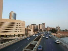 Jeddah, Saudi Arabien, Juni 2023 - - ein schön Abend Aussicht von das Main Straße und kommerziell Gebäude von Balade im Jeddah, Saudi Arabien. foto