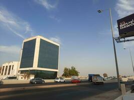 Jeddah, Saudi Arabien, Juni 2023 - - schön tagsüber Aussicht von Medina Straße im Dschidda. Medina Straße ist gelegen im das Center von jeddah Stadt und ist das am meisten beschäftigt Straße im jeddah Stadt. foto