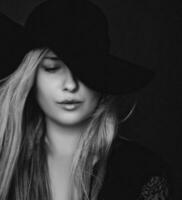 schön blond Frau tragen ein Hut, künstlerisch Film Porträt im schwarz und Weiß zum Mode Kampagne und Schönheit Marke foto