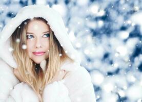 glücklich Feiertage, Lebensstil und Winter Mode, schön Frau tragen Weiß flauschige Pelz Mantel, schneit Schnee im schneebedeckt Wald Natur wie Weihnachten, Neu Jahr und Urlaub Porträt foto