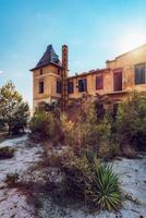 Limenaria, Palataki Residenz, Thassos, Griechenland. Palataki umfasste den Sitz des deutschen Unternehmens Speidel, das den Steinbruch in Limenaria ausbeutete. Es wurde 1903 gebaut und wurde 1963 nicht mehr bewohnt. Es ist ein zweistöckiges Gebäude, das foto