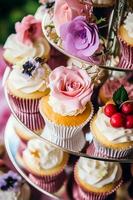 Cupcakes, Kuchen, Scones und Muffins und Urlaub Dekoration draußen beim das Englisch Land Stil Garten, Süss Nachspeisen zum Hochzeit, Geburtstag oder Party Feier, generativ ai foto