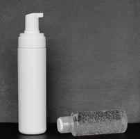 Set von Flaschen Seife, Shampoo, Duschgel, Antiseptikum, Desinfektionsmittel oder andere Desinfektionsmittel auf schwarzem Steintexturhintergrund, Kopierraum