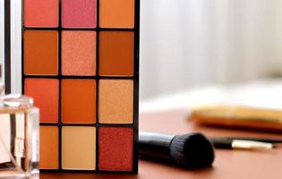 Lidschatten-Palette-Kit vor rosa Hintergrund, Kopierraum. Lidschattenpalette mit Beauty-Pinsel foto