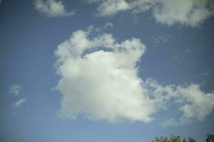 Weiß Wolke im Himmel. Sommer- Wetter. Luft Raum. foto