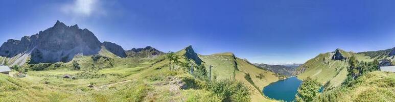 Panorama- Aussicht Über das Berge auf das drei Seen Route im das Tannheimer Valleyi n Sommer- foto