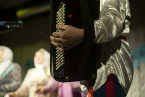 spielen Akkordeon. Musical Instrument im Hände von Musiker. Mann Theaterstücke Akkordeon. foto