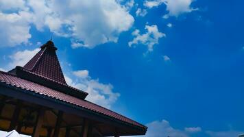 Landschaft Aussicht von traditionell pendopo Gebäude die Architektur mit Blau Himmel und Wolken Weiß Hintergrund foto