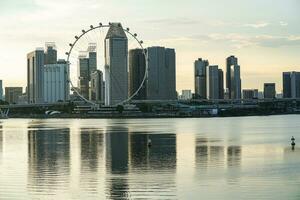 Singapur Flyer, ein groß Überwachung Rad Das sitzt unter das Wolkenkratzer es ist Ein weiterer Attraktion Das ist geeignet zum bewundern das spektakulär Ansichten von Singapur. foto