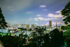 Nacht Aussicht von Singapur Stadt Bilder von das Kabel Wagen. foto