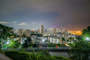 Nacht Aussicht von Singapur Stadt Bilder von das Kabel Wagen. foto