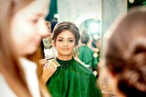 bilden Künstler tun bilden zum jung schön Braut bewirbt sich Hochzeit bilden im ein Schönheit Salon. foto