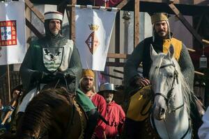 das mittelalterlich Markt von obidos, Portugal ist ein Veranstaltung von historisch Animation Füllung es mit Farbe, Musik, riecht und Zeitraum Kostüme von das Mitte Alter foto