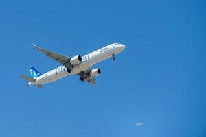 Portugiesisch Luft Unternehmen Luft Azoren mit Flugzeug Airbus a321-253nx Annäherung zu Land beim Lissabon International Flughafen gegen Blau Himmel foto