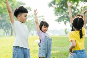 Gruppe Bild von asiatisch Kinder haben Spaß im das Park foto
