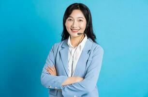 Porträt von asiatisch Geschäft Frau posieren auf Blau Hintergrund foto