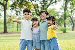 Gruppe von süß asiatisch Kinder haben Spaß im das Park foto