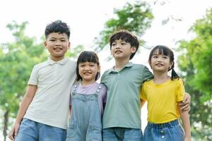 Gruppe von süß asiatisch Kinder haben Spaß im das Park foto