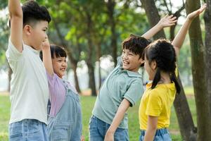 Gruppe Bild von asiatisch Kinder haben Spaß im das Park foto