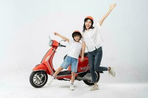 Mutter und Sohn tragen Helme und Reiten Motorräder foto