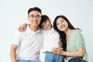 ein Familie auf ein Weiß Hintergrund foto