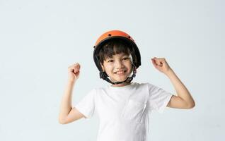 Porträt von asiatisch Junge tragen Orange Helm auf Weiß Hintergrund foto