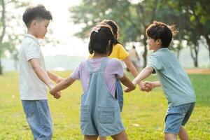 Gruppe Bild von asiatisch Kinder haben Spaß im das Park foto