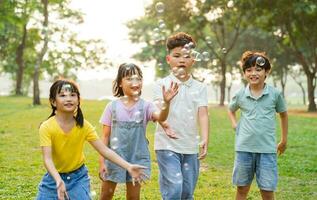 Gruppe Bild von süß asiatisch Kinder spielen im das Park foto