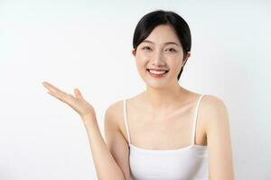 schön asiatisch Frau Porträt auf Weiß Hintergrund foto