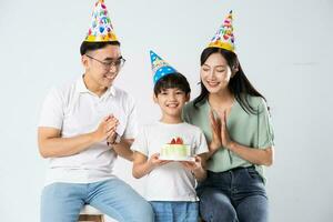 ein Familie auf ein Weiß Hintergrund foto