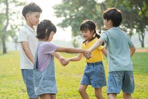 Gruppe Bild von asiatisch Kinder haben Spaß im das Park foto