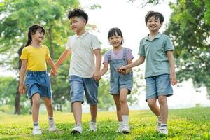 Gruppe Bild von asiatisch Kinder haben Spaß im das Park foto
