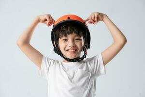Porträt von asiatisch Junge tragen Orange Helm auf Weiß Hintergrund foto